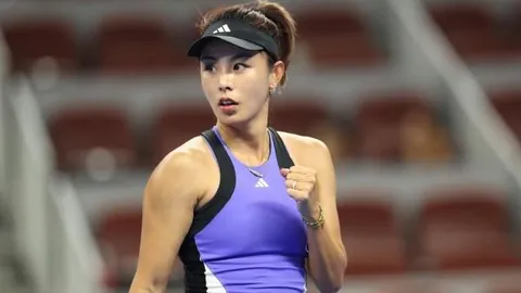 法军官方微博：训练时刻，球员激情庆祝重要进球